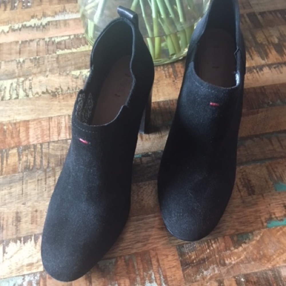 ED black suede boots.